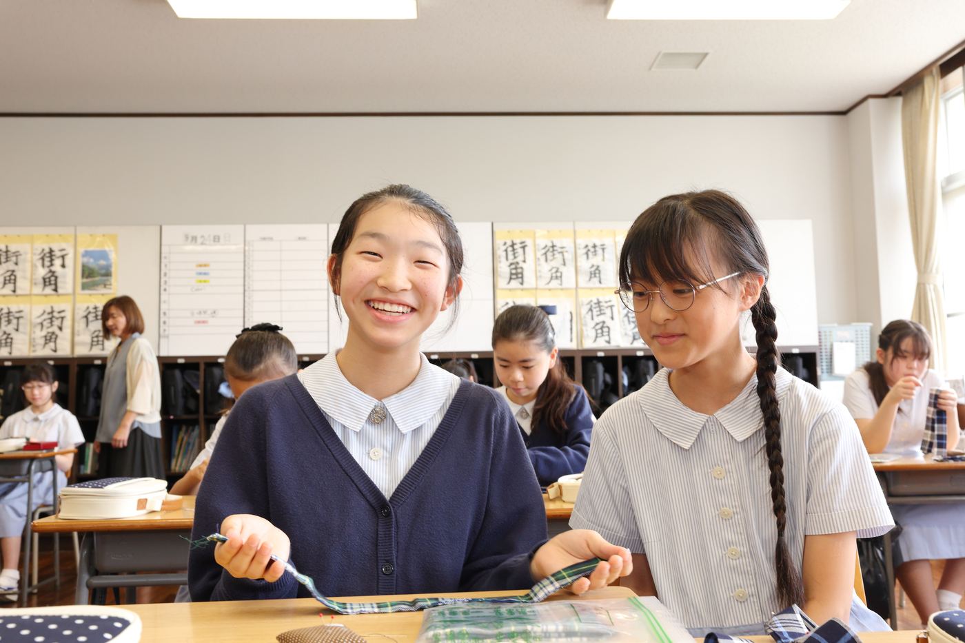 授業中に、2人の児童が顔を見合わせて笑っている写真